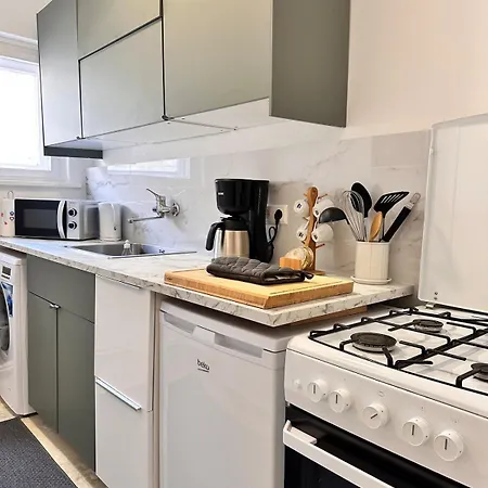 Stylish In Neukoelln Kiez Privat Parkplatz Apartment
