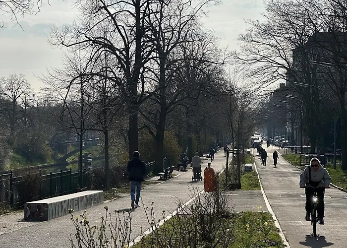 Stylish In Neukölln Kiez Privat Parkplatz Berlin