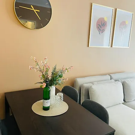 Stylish In Neukoelln Kiez Privat Parkplatz