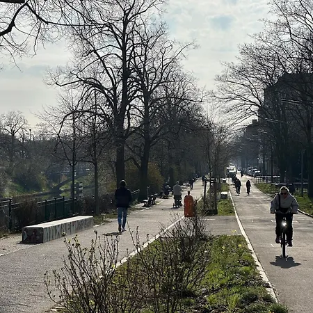 Stylish In Neukoelln Kiez Privat Parkplatz ברלין